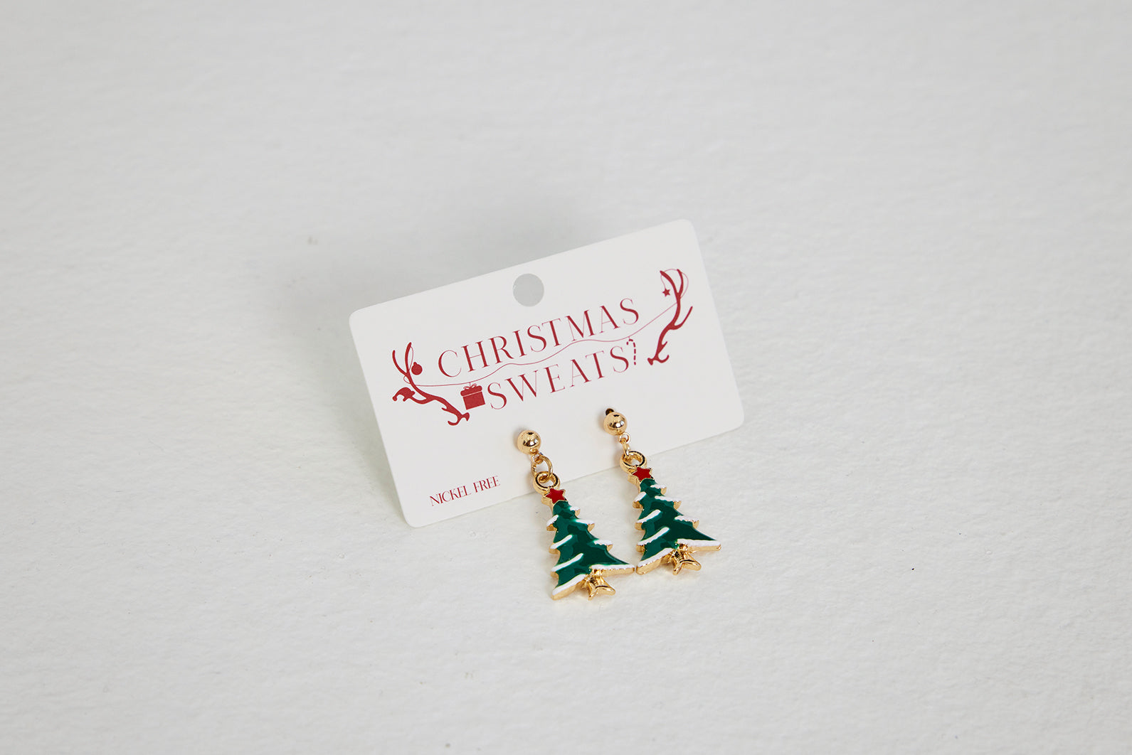 Weihnachtsohrringe, die wie Weihnachtsbäume aussehen.